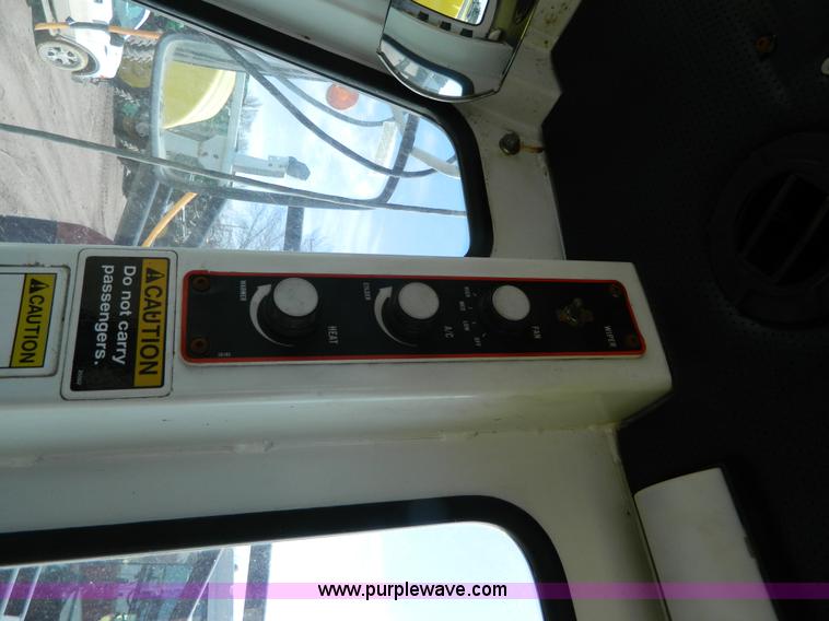 image for item G7763 1994 Willmar 760 self-propelled sprayer