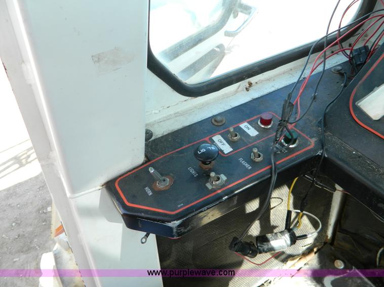 image for item G7763 1994 Willmar 760 self-propelled sprayer