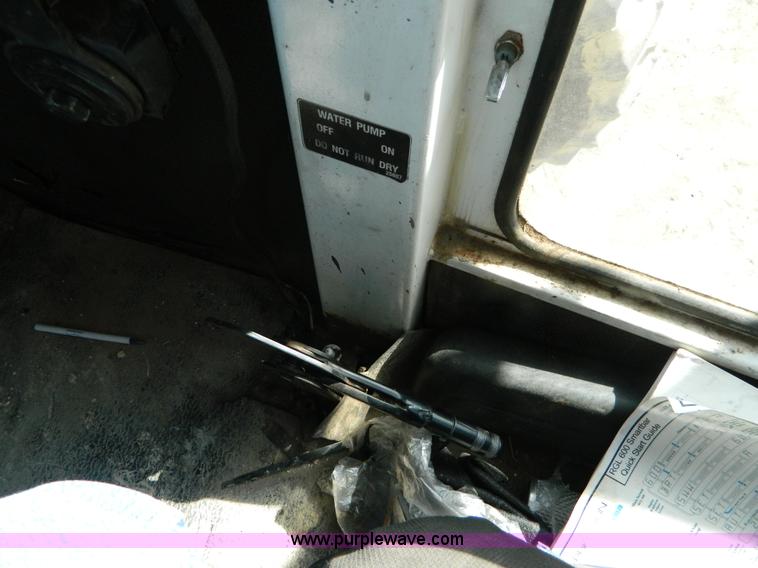 image for item G7763 1994 Willmar 760 self-propelled sprayer