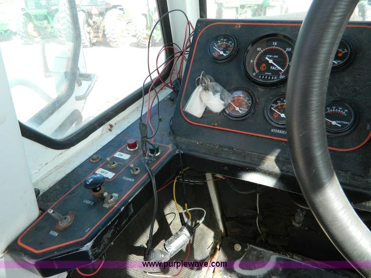 image for item G7763 1994 Willmar 760 self-propelled sprayer