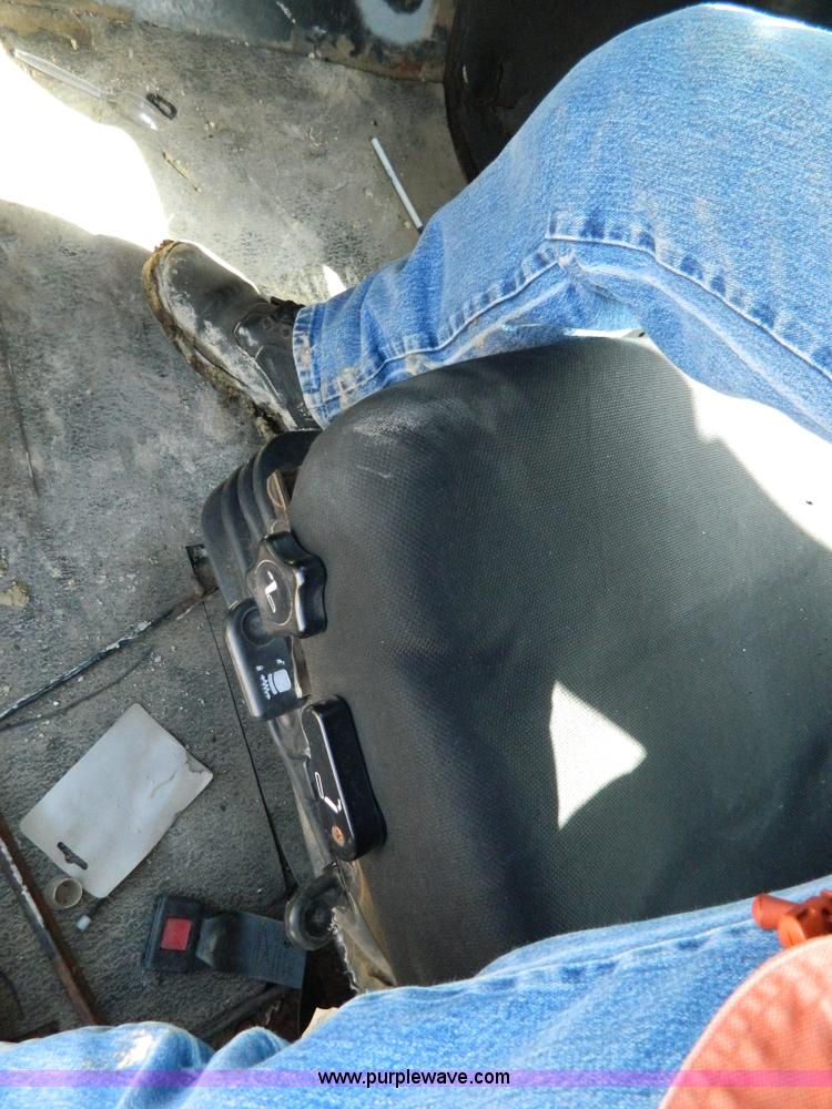 image for item G7763 1994 Willmar 760 self-propelled sprayer