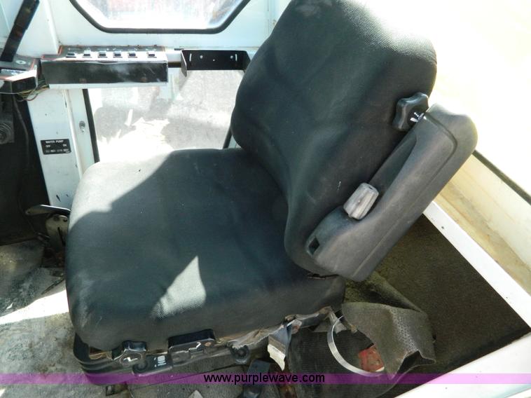 image for item G7763 1994 Willmar 760 self-propelled sprayer