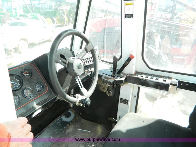 image for item G7763 1994 Willmar 760 self-propelled sprayer