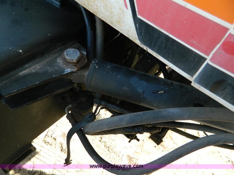 image for item G7763 1994 Willmar 760 self-propelled sprayer