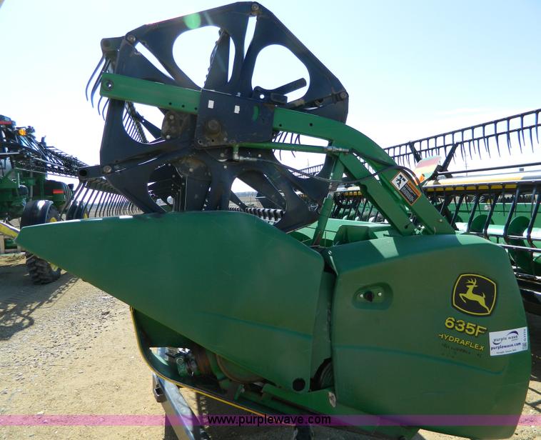 image for item G7774 2005 John Deere 635F flex header