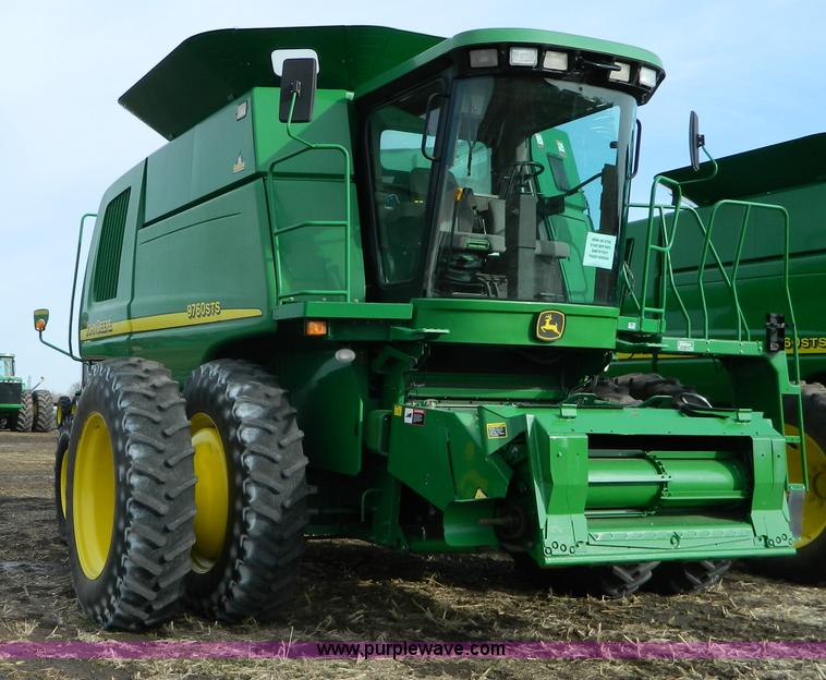 image for item G7780 2004 John Deere 9760 STS combine