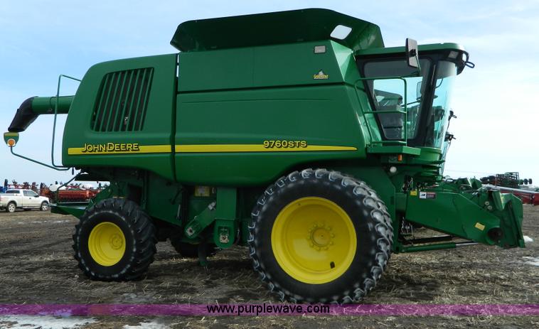 image for item G7780 2004 John Deere 9760 STS combine