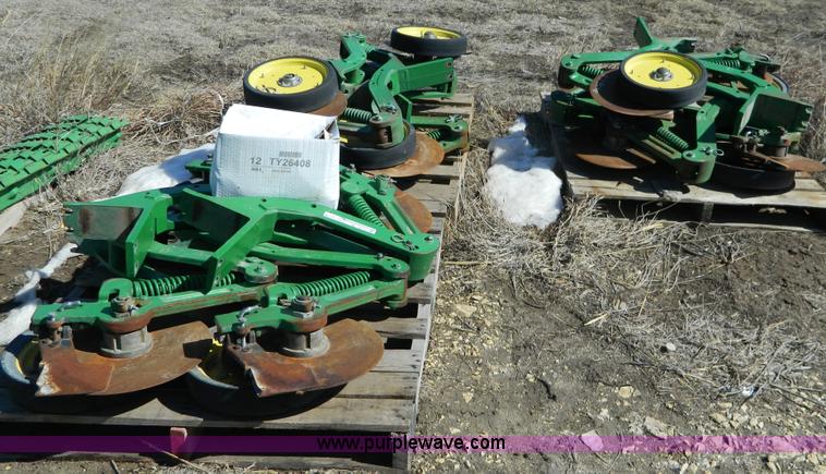 image for item W9112 (16) John Deere single disk fertilizer openers