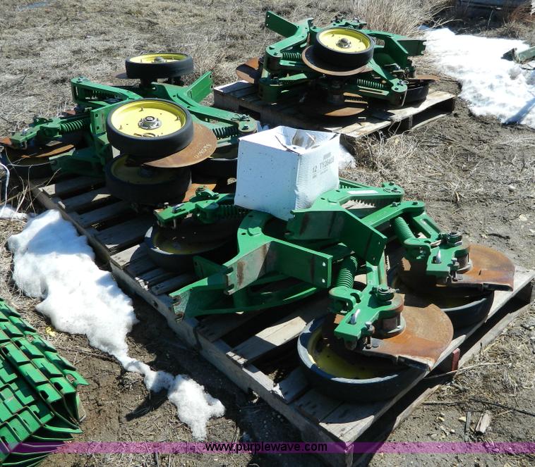 image for item W9112 (16) John Deere single disk fertilizer openers