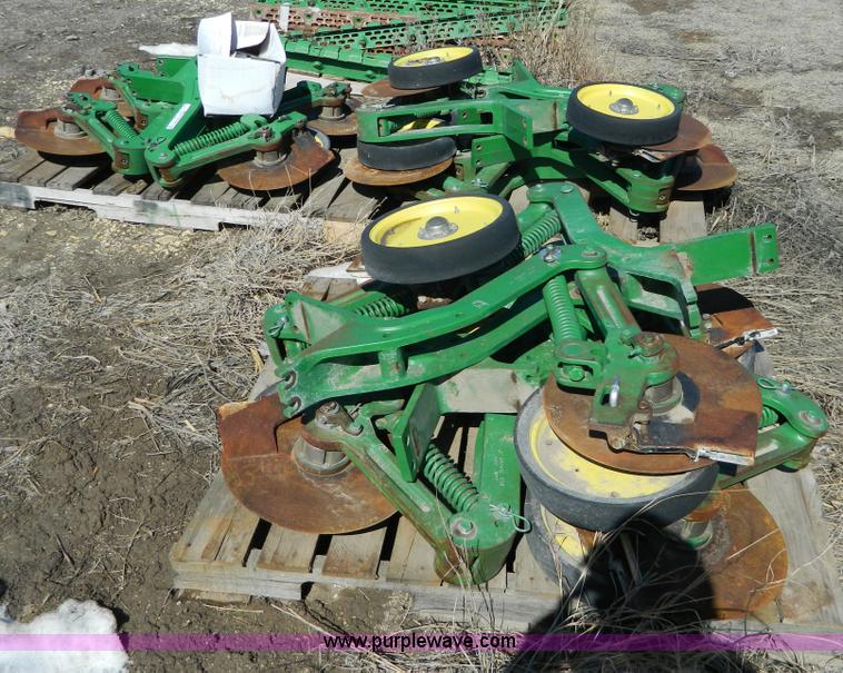 image for item W9112 (16) John Deere single disk fertilizer openers
