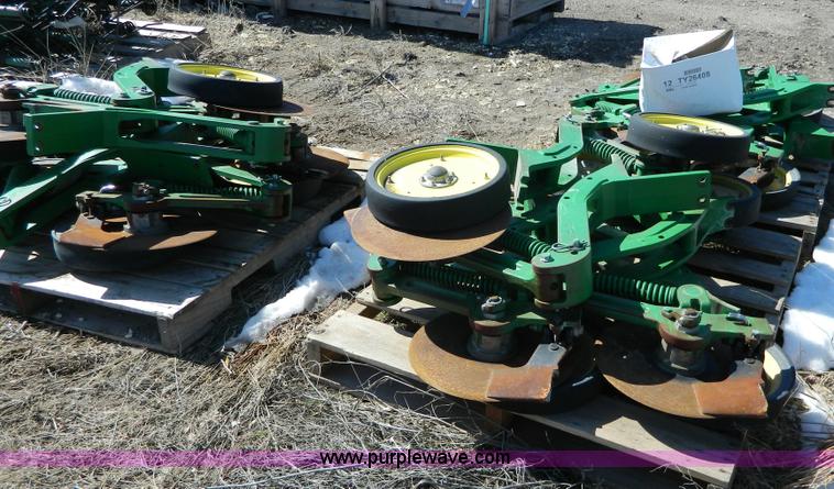 image for item W9112 (16) John Deere single disk fertilizer openers