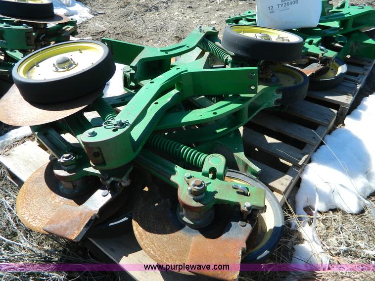 image for item W9112 (16) John Deere single disk fertilizer openers