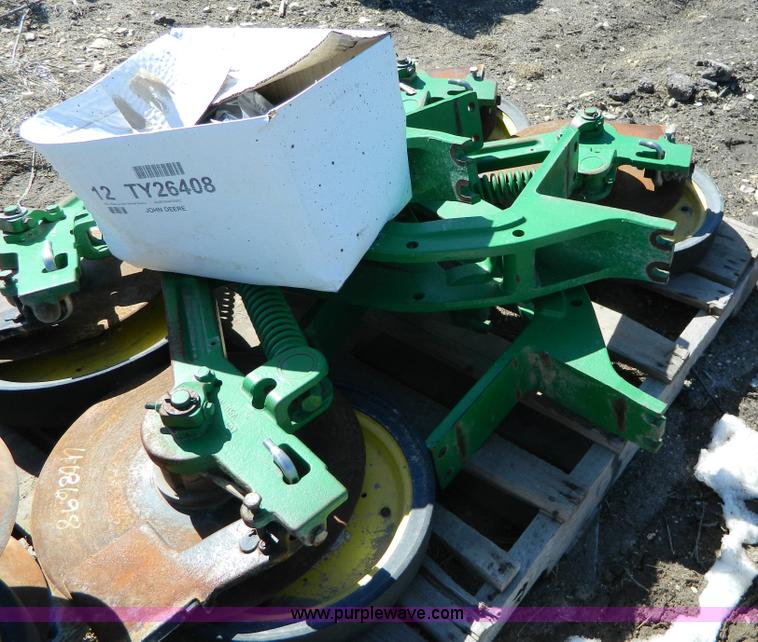 image for item W9112 (16) John Deere single disk fertilizer openers