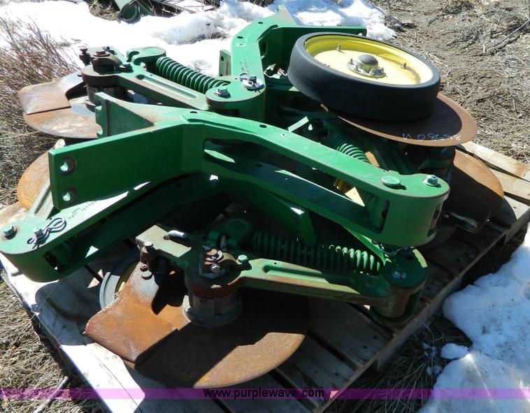 image for item W9112 (16) John Deere single disk fertilizer openers