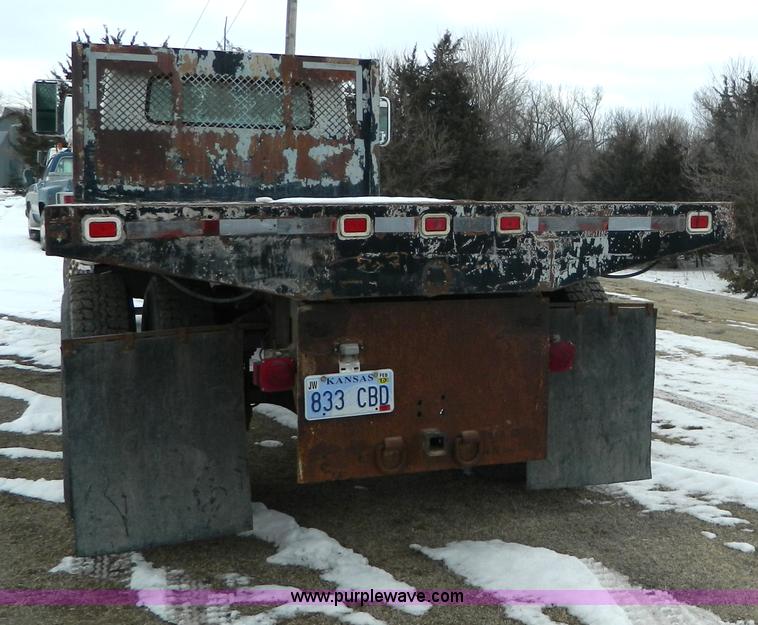 image for item W9122 1996 International 4700 flatbed truck