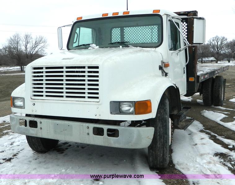 image for item W9122 1996 International 4700 flatbed truck