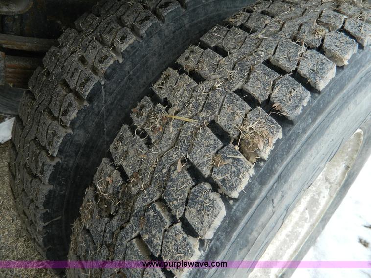 image for item W9122 1996 International 4700 flatbed truck