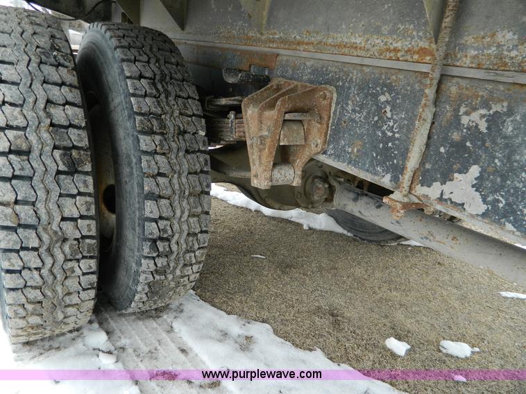 image for item W9122 1996 International 4700 flatbed truck