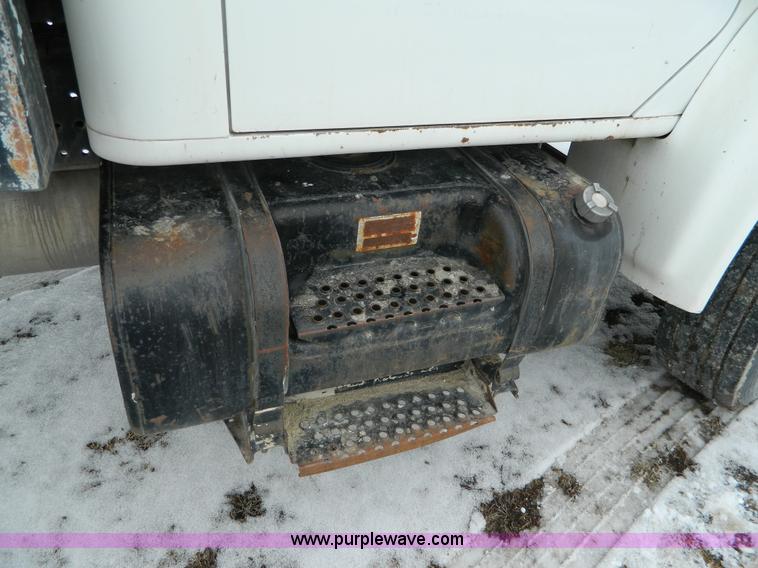 image for item W9122 1996 International 4700 flatbed truck