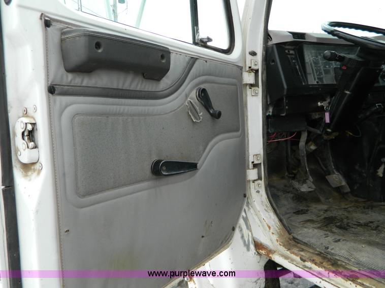 image for item W9122 1996 International 4700 flatbed truck