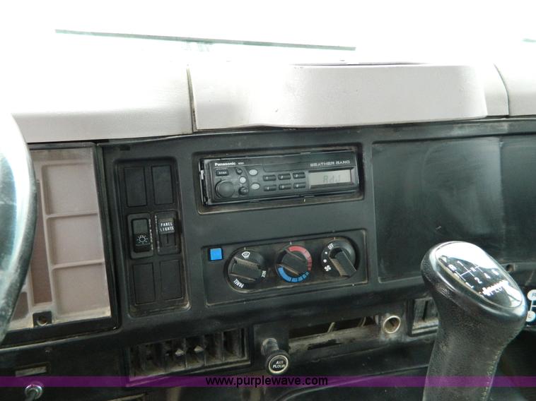 image for item W9122 1996 International 4700 flatbed truck