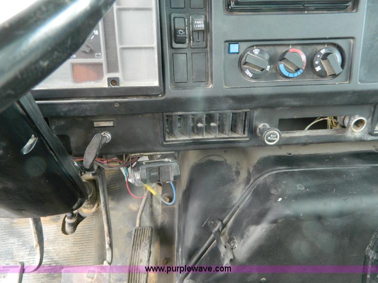 image for item W9122 1996 International 4700 flatbed truck