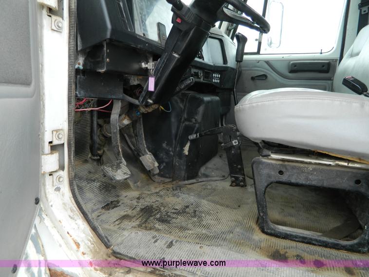 image for item W9122 1996 International 4700 flatbed truck