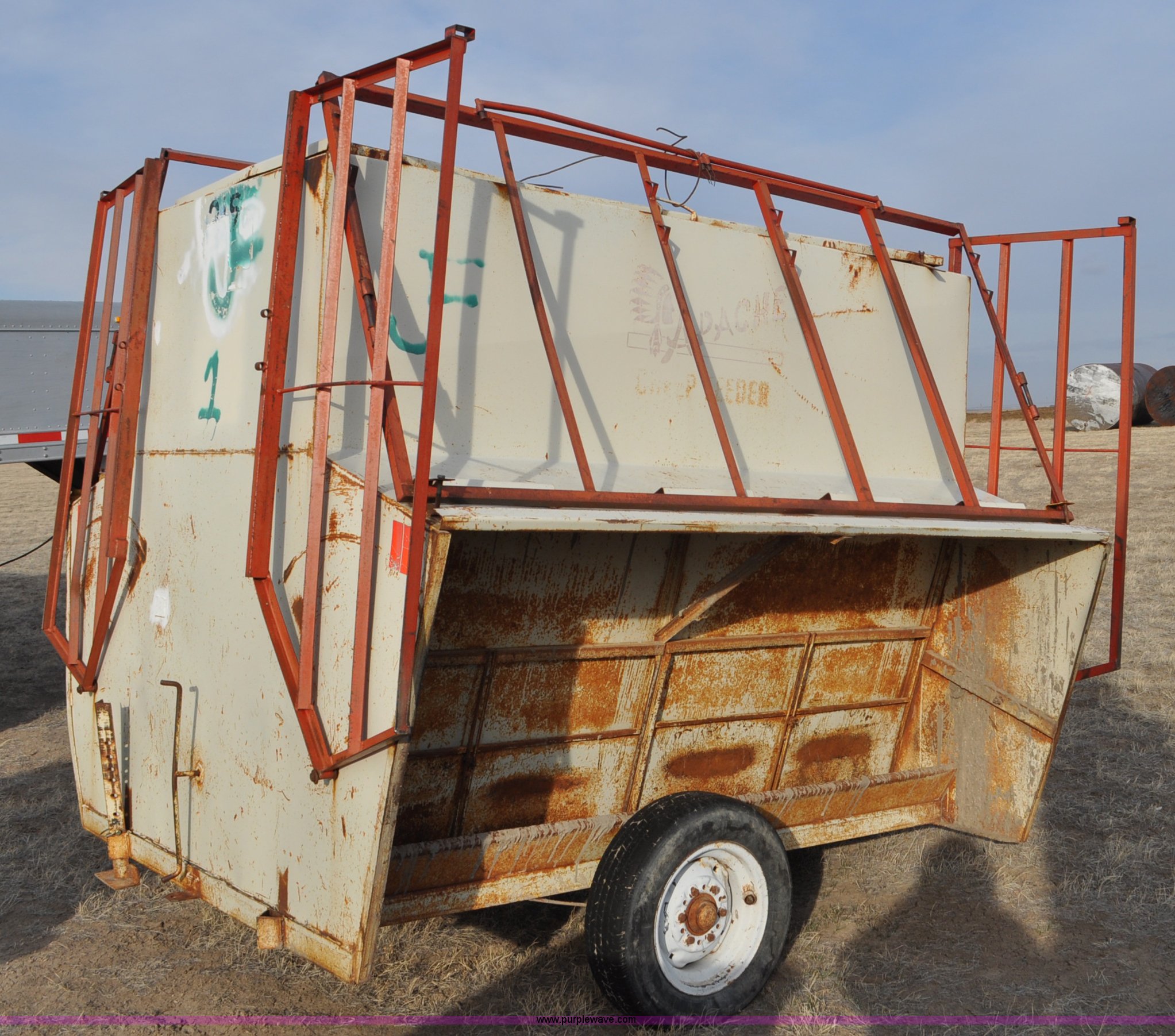 Apache CF889 creep feeder in Chadron, NE Item C3425 sold Purple Wave