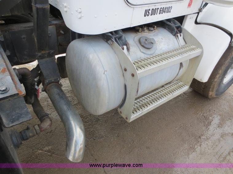 image for item D5765 1993 Peterbilt 357 roll off truck