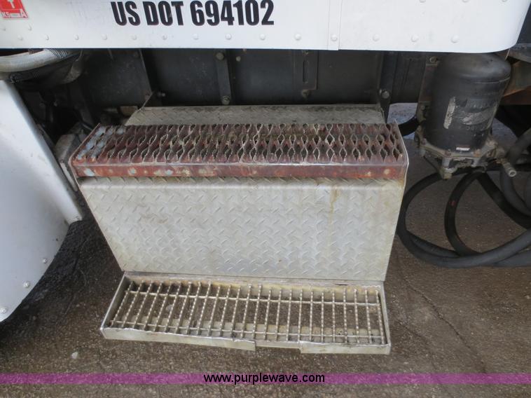 image for item D5765 1993 Peterbilt 357 roll off truck