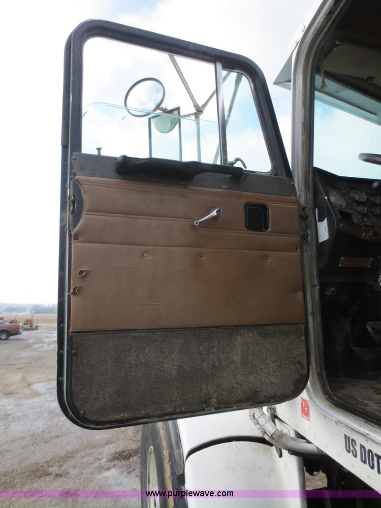 image for item D5765 1993 Peterbilt 357 roll off truck