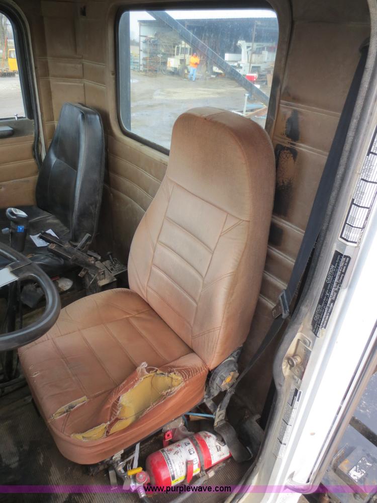 image for item D5765 1993 Peterbilt 357 roll off truck