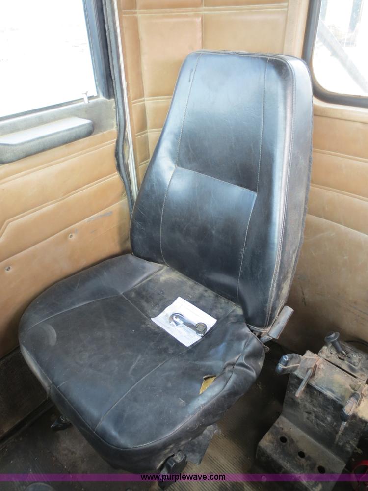 image for item D5765 1993 Peterbilt 357 roll off truck