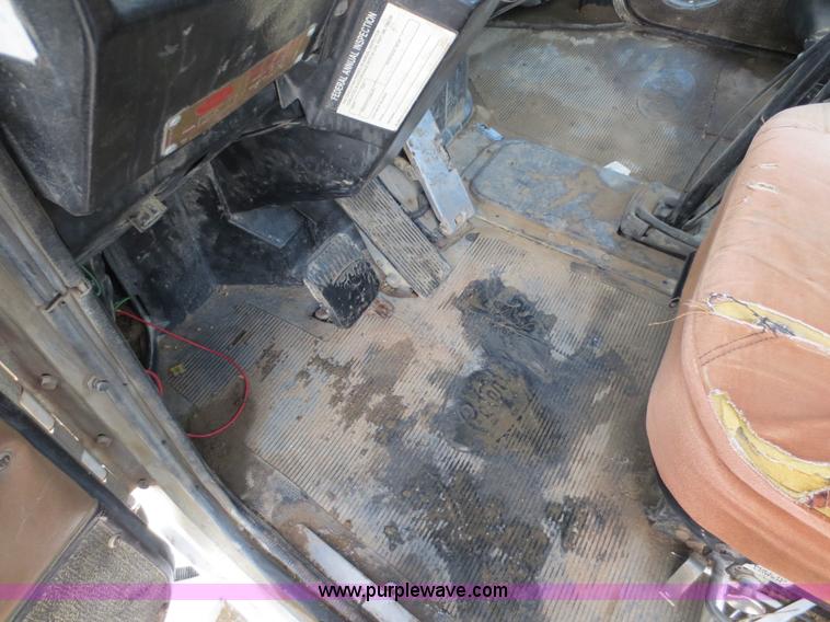 image for item D5765 1993 Peterbilt 357 roll off truck