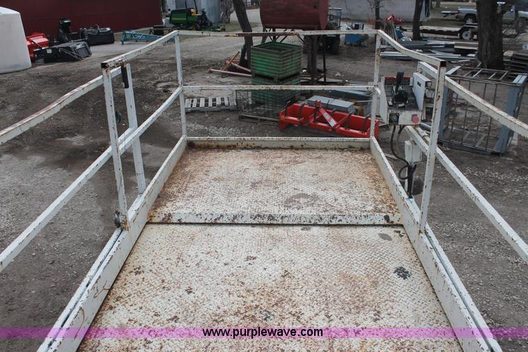 image for item E2840 Snorkel 3284 scissor lift