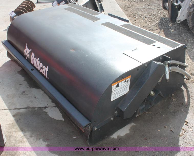 image for item E2854 2007 Bobcat 72 sweeper