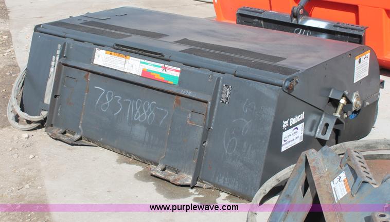 image for item E2854 2007 Bobcat 72 sweeper