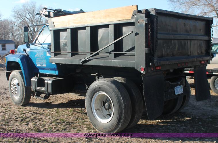 image for item E2878 1987 Ford F800 dump truck