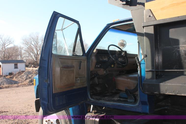 image for item E2878 1987 Ford F800 dump truck