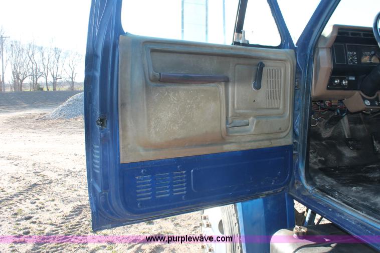 image for item E2878 1987 Ford F800 dump truck