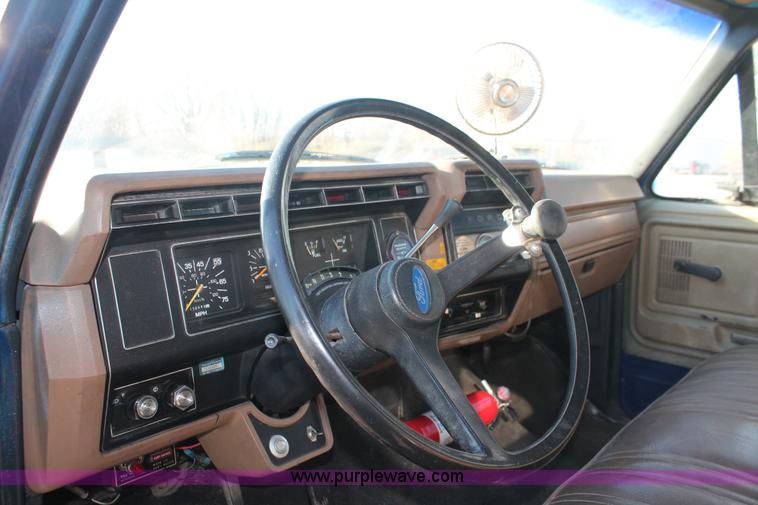 image for item E2878 1987 Ford F800 dump truck