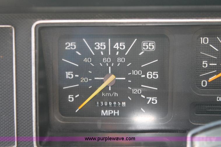 image for item E2878 1987 Ford F800 dump truck