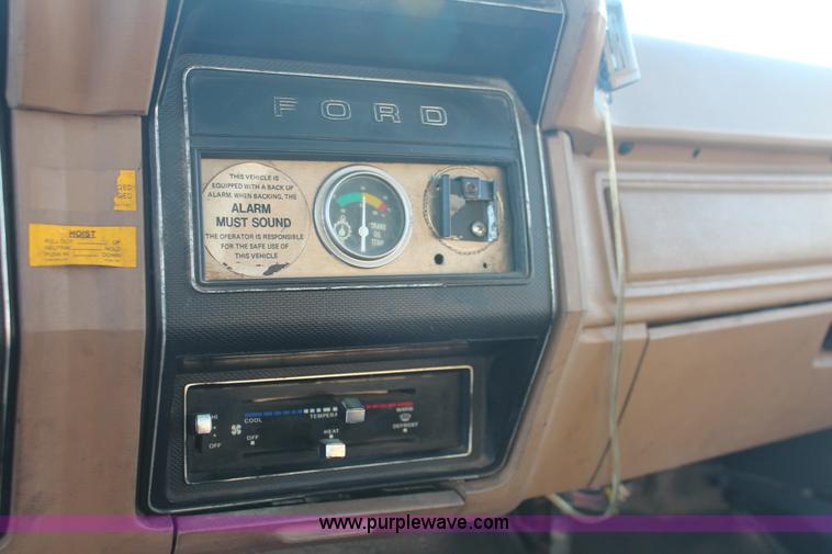 image for item E2878 1987 Ford F800 dump truck