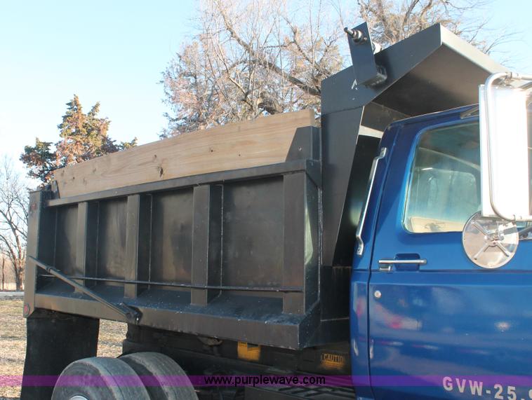 image for item E2878 1987 Ford F800 dump truck