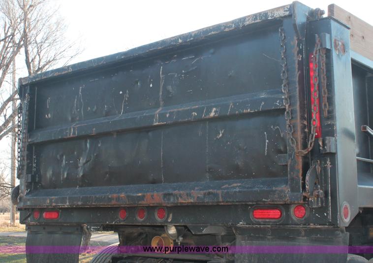 image for item E2878 1987 Ford F800 dump truck