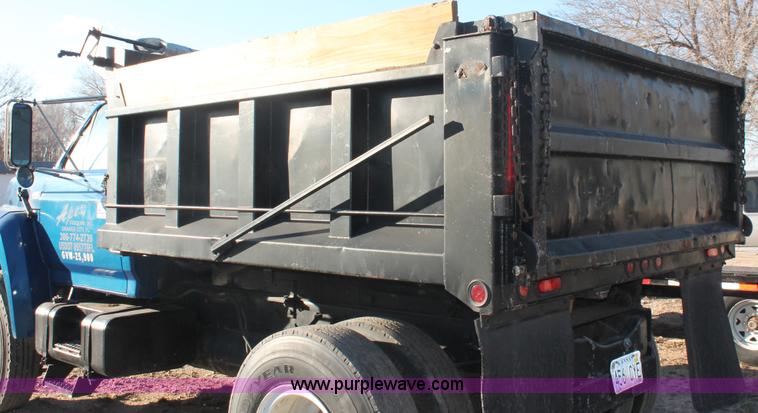 image for item E2878 1987 Ford F800 dump truck