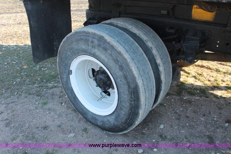 image for item E2878 1987 Ford F800 dump truck