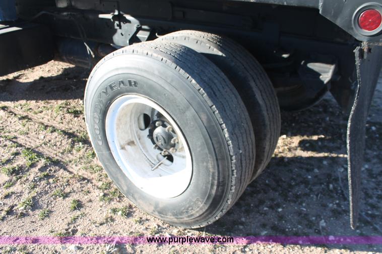 image for item E2878 1987 Ford F800 dump truck