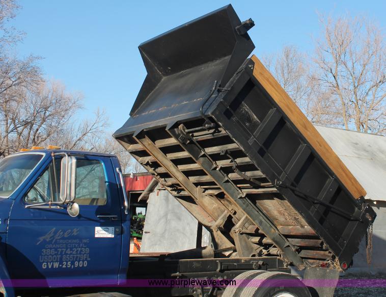image for item E2878 1987 Ford F800 dump truck