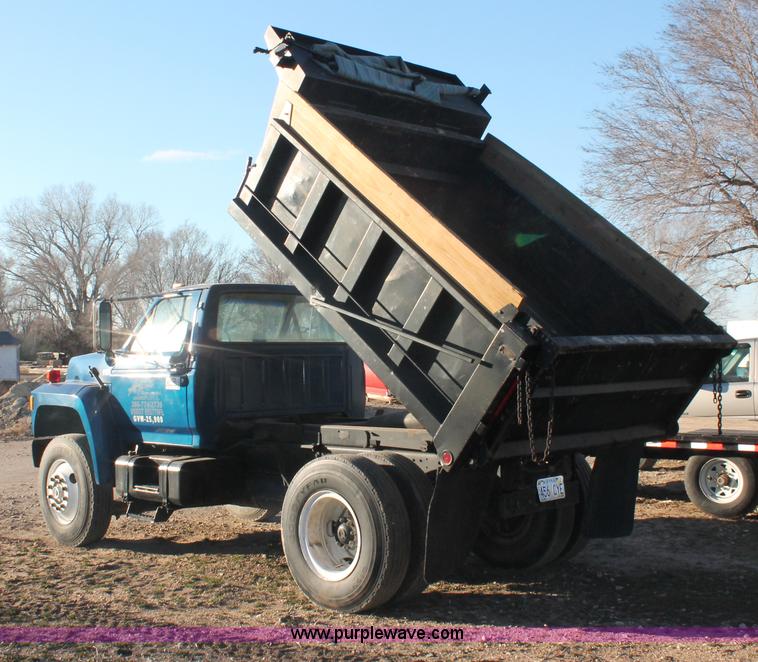image for item E2878 1987 Ford F800 dump truck
